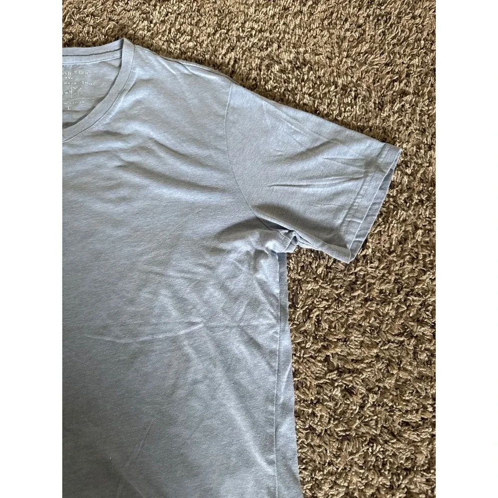 Banana Republic Men's Light Blue Eco Premium Wash V-Neck Tee Size Large